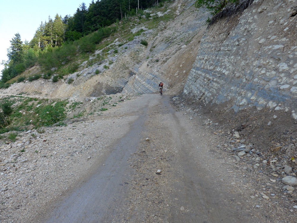 Gravel road to le Tunnel Mortier